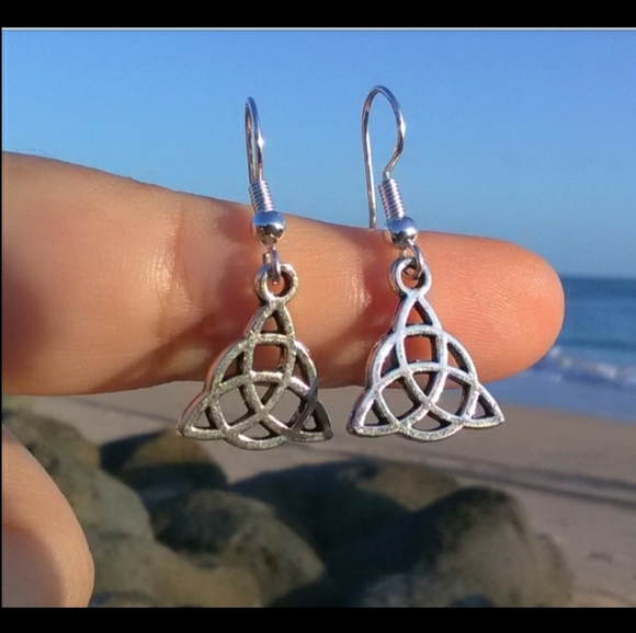 New Celtic Trinity Triquetra Lovers Knot Silver Earrings. - Picture 1 of 1